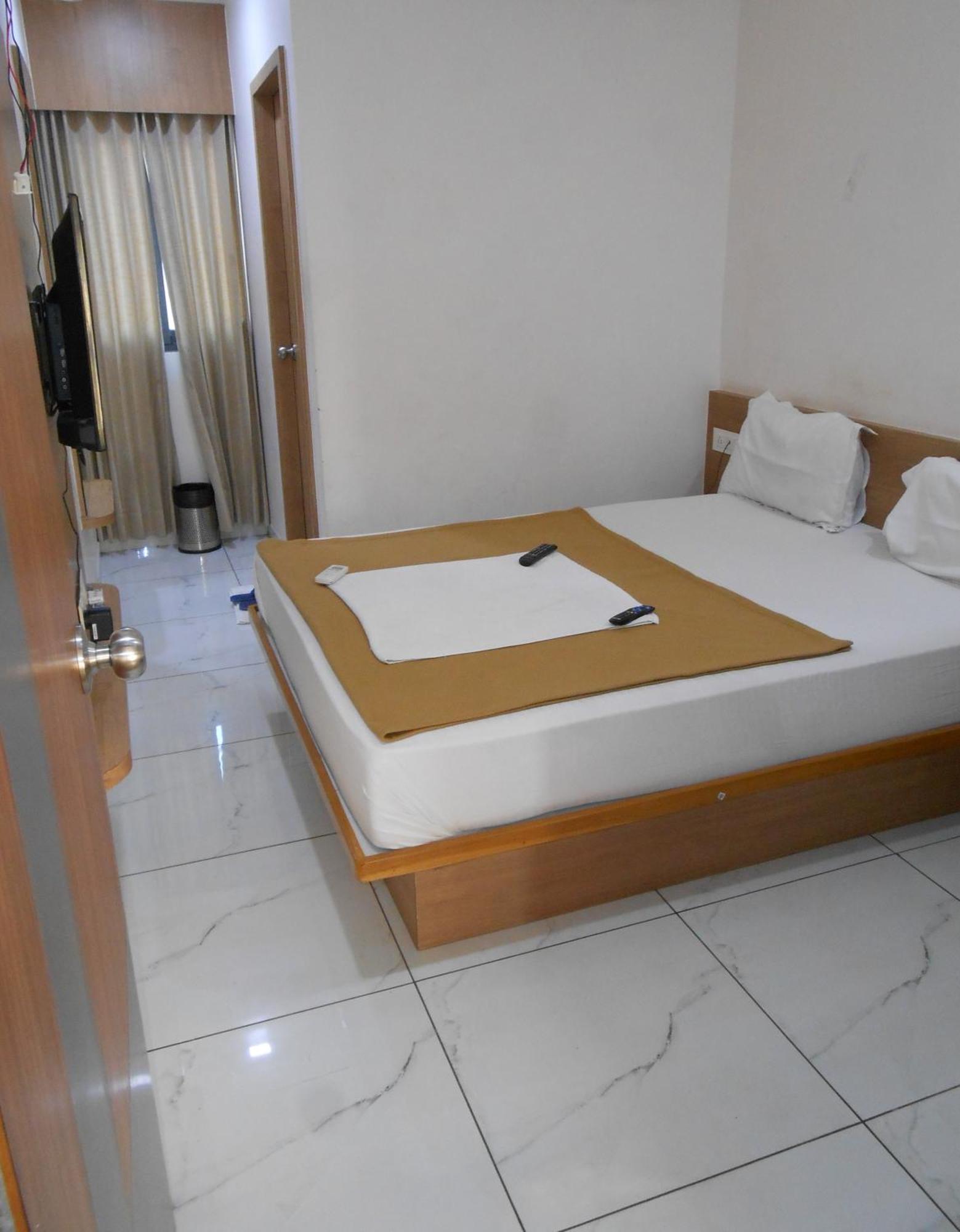Hotel Crossview Palanpur Exterior photo